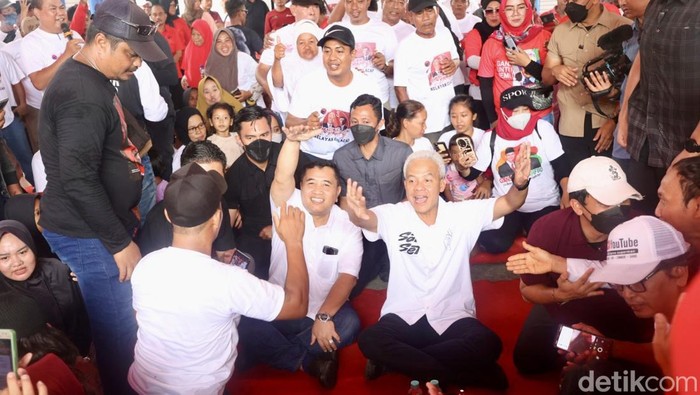 Temui Nelayan di Cilacap, Ganjar Bahas Penanganan Illegal Fishing Calon Presiden nomor urut 3 Ganjar Pranowo berdialog dengan Himpunan Nelayan Seluruh Indonesia (HSNI) yang berlangsung di kantor HSNI Cilacap, Jawa Tengah, Selasa (9/1/2024).