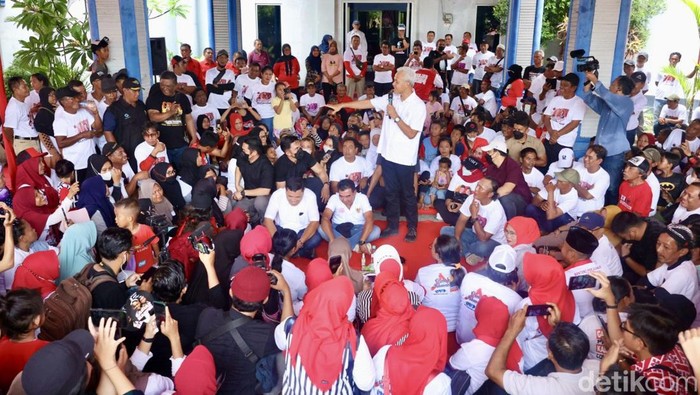 Temui Nelayan di Cilacap, Ganjar Bahas Penanganan Illegal Fishing Calon Presiden nomor urut 3 Ganjar Pranowo berdialog dengan Himpunan Nelayan Seluruh Indonesia (HSNI) yang berlangsung di kantor HSNI Cilacap, Jawa Tengah, Selasa (9/1/2024).