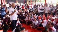 Mulanya, Ganjar bertanya siapa nelayan HNSI Cilacap yang menonton debat Pilpres 2024. Dia mengatakan Indonesia merupakan negara maritim dengan laut dan budaya melaut yang luas. Ganjar mengatakan banyak sumber daya kelautan yang diambil orang. Dia menyinggung penangkapan ikal secara ilegal.