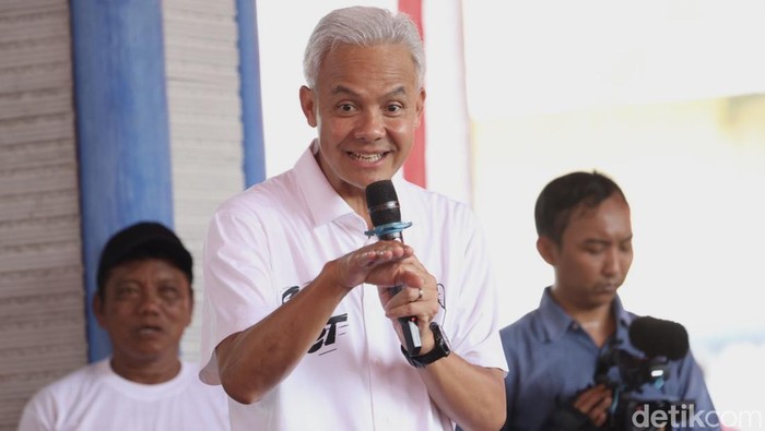 Calon Presiden nomor urut 3 Ganjar Pranowo berdialog dengan Himpunan Nelayan Seluruh Indonesia (HSNI) yang berlangsung di kantor HSNI Cilacap, Jawa Tengah, Selasa (9/1/2024).