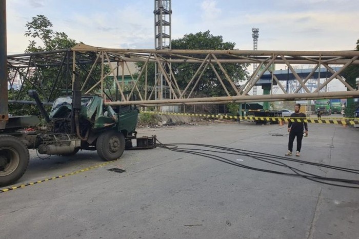 Tiang derek sebuah truk roboh hingga menimpa ruang kemudi truk trailer di Tanjung Priok, Jakut. Insiden itu mengakibatkan sopir truk trailer tersebut tewas. (Foto: Antara)