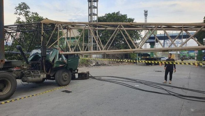 Tiang derek sebuah truk roboh hingga menimpa ruang kemudi truk trailer di Tanjung Priok, Jakut. Insiden itu mengakibatkan sopir truk trailer tersebut tewas. (Foto: Antara)