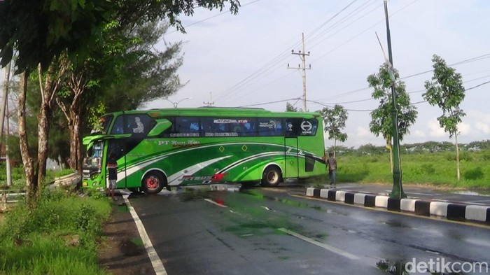 tiang listri di sumenep roboh membuat jalur dialihkan