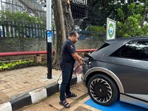PLN Berencana Fungsikan Tiang Listrik Buat Ngecas Mobil