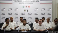 Hamdan Zoelva dan Marsda (Purn) Supomo dari Dewan Pakar Timnas AMIN memberikan pernyataan pers di Markas Pemenangan Timnas AMIN, Menteng, Jakarta Pusat, Selasa (9/1/2024).