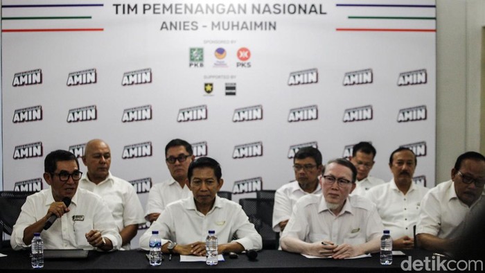 Hamdan Zoelva dan Marsda (Purn) Supomo dari Dewan Pakar Timnas AMIN memberikan pernyataan pers di Markas Pemenangan Timnas AMIN, Menteng, Jakarta Pusat, Selasa (9/1/2024). Timnas AMIN menanggapi soal lahan 340 ribu hektare yang disebut capres nomor urut 1 Anies Baswedan di debat ketiga. Timnas menyebut pernyataan Anies pernah disampaikan Jokowi.