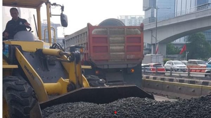 Truk Terguling di MT Haryono arah Cawang Dievakuasi, Lalin Macet