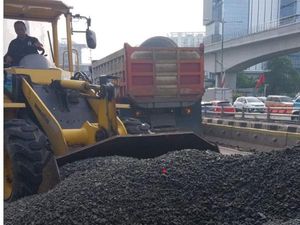 Evakuasi Truk Terguling di Jalan MT Haryono Tuntas, Lalin Lancar