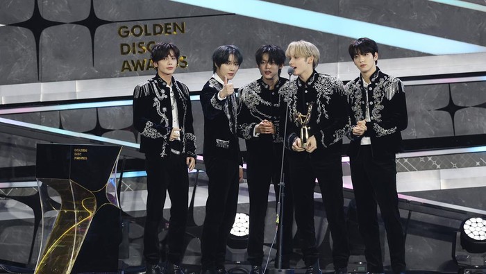 Boyband K-Pop TXT saat menerima piala penghargaan Indonesia Fans Choice Award di Golden Disc Awards 2024, Sabtu (6/1/2024), di Jakarta International Stadium (JIS).