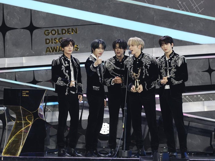 TXT Boyband K-Pop TXT saat menerima piala penghargaan Indonesia Fans Choice Award di Golden Disc Awards 2024, Sabtu (6/1/2024), di Jakarta International Stadium (JIS).