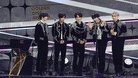 TXT tak hanya datang buat menampilkan aksi panggung yang epik di GDA 2024, mereka juga membawa pulang piala Album Bonsang untuk The Name Chapter: Freefall. (Foto: dok. Golden Disc Awards/JTBC)