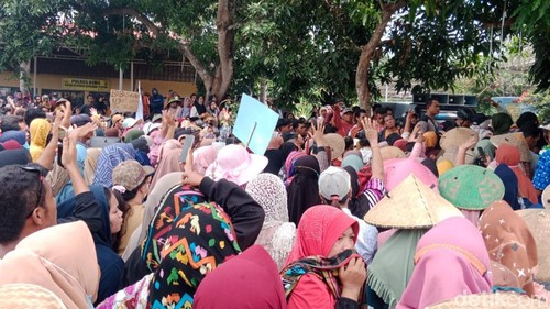 Unjuk rasa warga di Mapolres Bima, NTB.