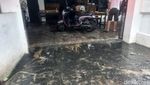 Upaya Damkar Kota Surabaya Atasi Banjir di Dukuh Kupang Barat