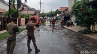 Setelah dua mobil Damkar Kota Surabaya dikerahkan untuk melakukan penyedotan Jalan Raya Dukuh Kupang langsung surut.
