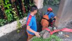 Upaya Damkar Kota Surabaya Atasi Banjir di Dukuh Kupang Barat