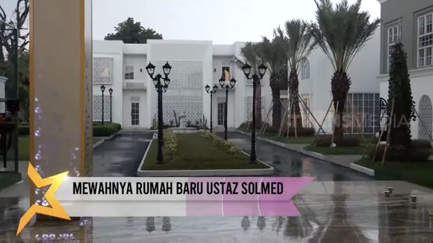 Halaman depan rumah Ustaz Solmed diaspal hingga menyerupai seperti sirkuit.