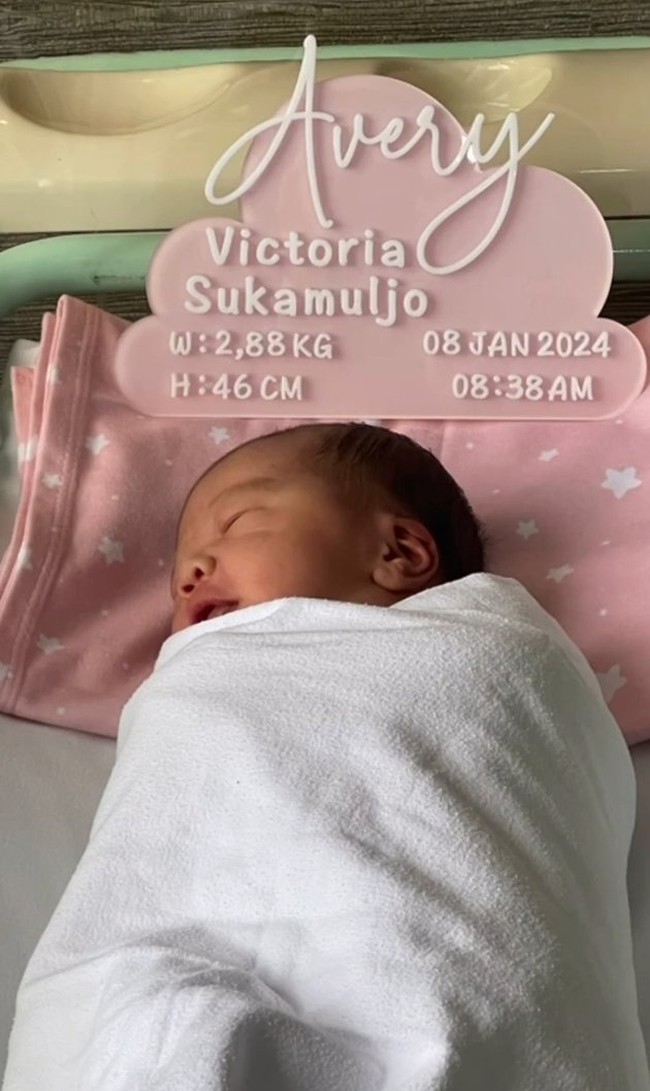 Tepat pada tanggal 8 Januari 2024 pukul 08.38 WIB, Valencia Tanoesodibjo melahirkan putri pertamanya bersama pebulutangkis Kevin Sanjaya. Putri pertamanya itu diberi nama Avery Victoria Sukamuljo. Foto: Instagram/@liliana_tanoesoedibjo