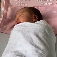 Tepat pada tanggal 8 Januari 2024 pukul 08.38 WIB, Valencia Tanoesodibjo melahirkan putri pertamanya bersama pebulutangkis Kevin Sanjaya. Putri pertamanya itu diberi nama Avery Victoria Sukamuljo. Foto: Instagram/@liliana_tanoesoedibjo