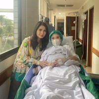 Dalam unggahan yang dibagikan oleh akun Instagram Liliana Tanoesodibjo, terlihat pihak keluarga, terutama ibunda Valencia yang selalu setia menemani putrinya. Foto: Instagram/@liliana_tanoesoedibjo