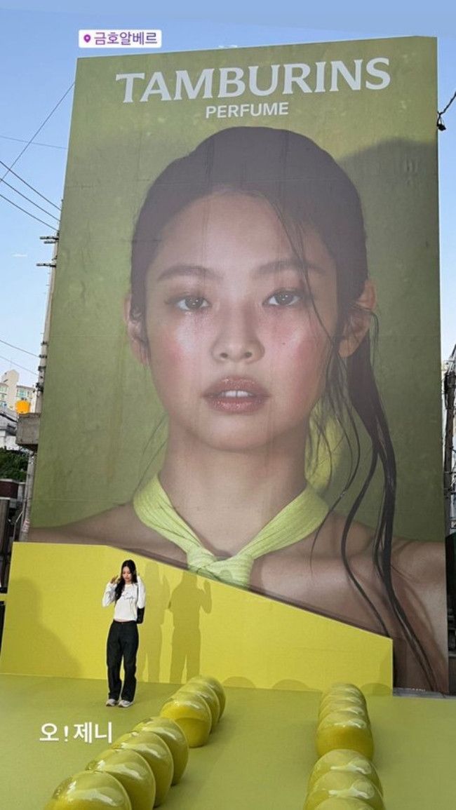 Viral Tren Foto Bareng Jennie BLACKPINK, Influencer Rela Antre Depan Store