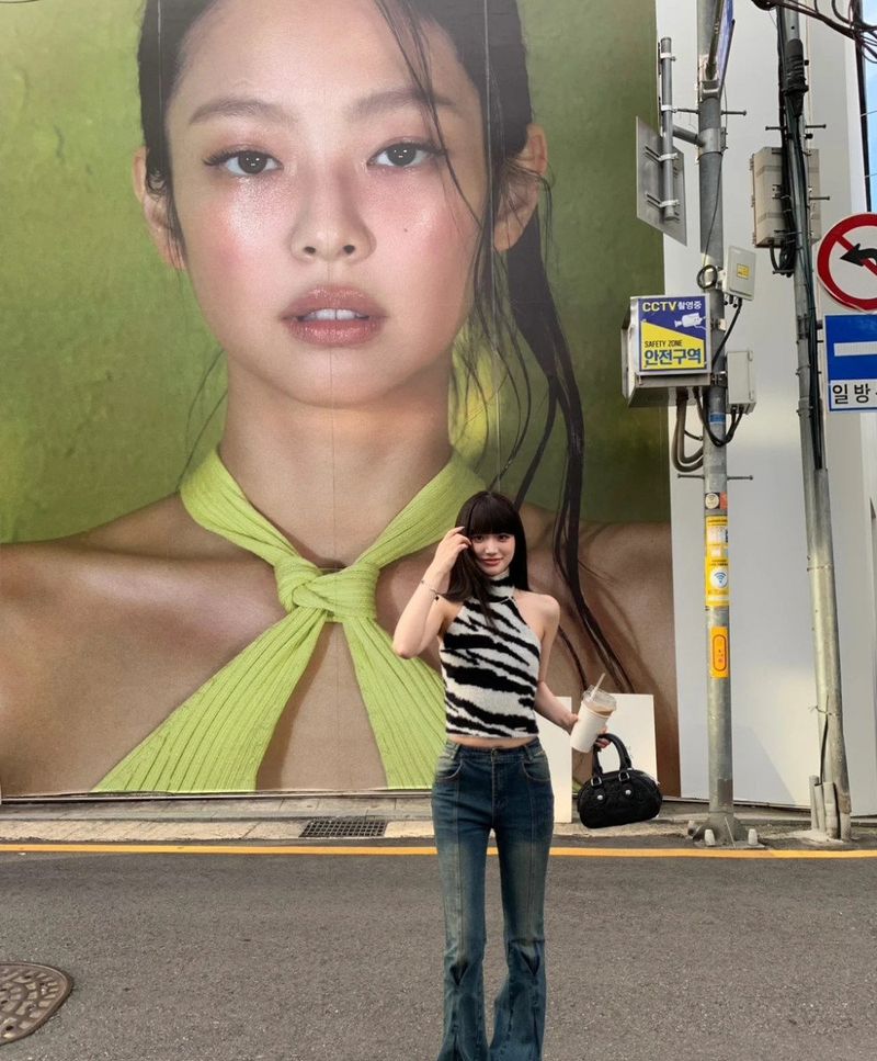 Viral Tren Foto Bareng Jennie BLACKPINK, Influencer Rela Antre Depan Store