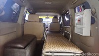 Selama ini mereka juga sering membantu masyarakat di Kota Surabaya jika membutuhkan layanan ambulans bisa langsung ke call center ambulan Bonek Peduli secara gratis.