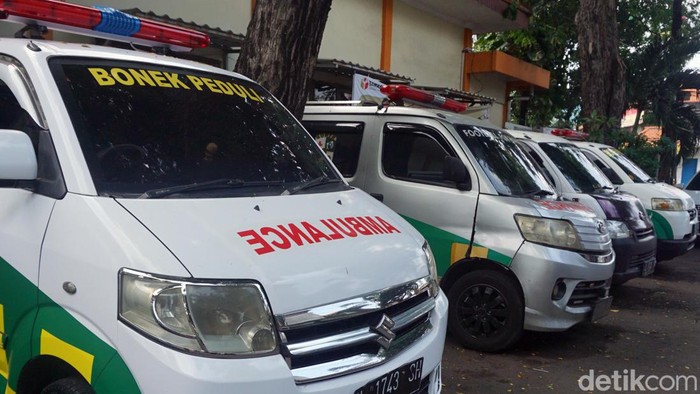 Wakapolda Jatim Beri Bantuan Satu Unit Ambulance Untuk Bonek Wakapolda Jawa Timur Brigjen Akhmad Yusep Gunawan memberikan bantuan kepada Bonek Disaster Respon Team 27 (BDRT), Selasa (9/1/2024).