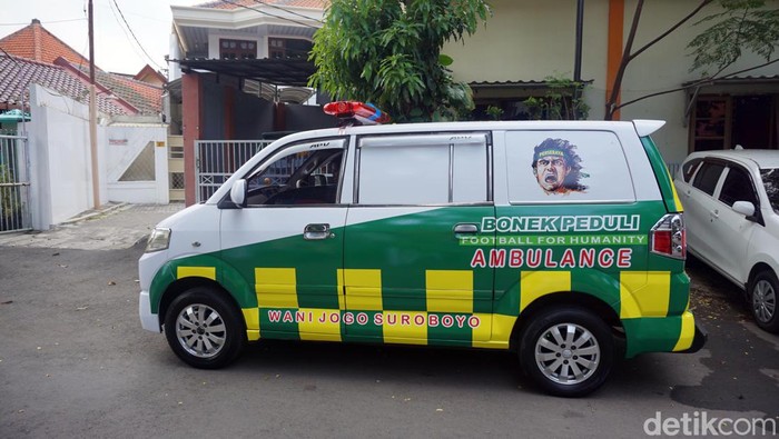 Wakapolda Jawa Timur Brigjen Akhmad Yusep Gunawan memberikan bantuan kepada Bonek Disaster Respon Team 27 (BDRT), Selasa (9/1/2024).