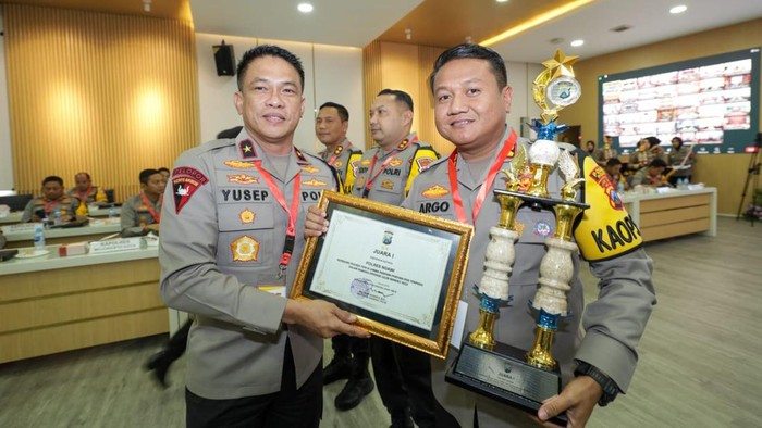 Wakapolda Jatim berikan penghargaan juara 1 Pos Pam Nataru kepada Kapolres Ngawi.