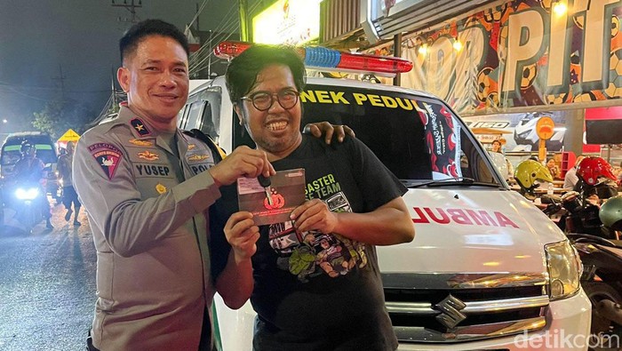 Wakapolda Jatim Brigjen Akhmad Yusep Gunawan memberikan bantuan satu unit mobil ambulance kepada Bonek Disaster  Respon Team (BDRT) 27
