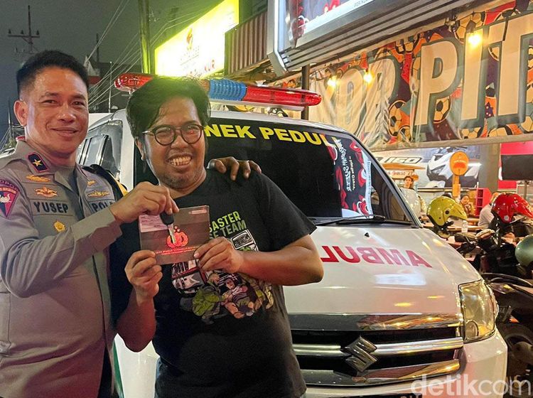 Bantuan Satu Unit Ambulans untuk Bonek dari Wakapolda Jatim