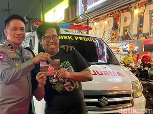 Wakapolda Jatim Beri Bantuan 1 Unit Ambulans untuk Bonek