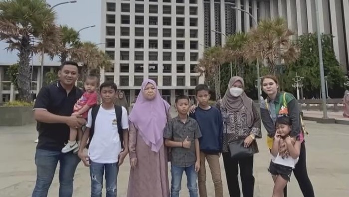Wali Kota Medan Bobby Nasution memberikan hadiah jalan-jalan ke anak-anak di Medan