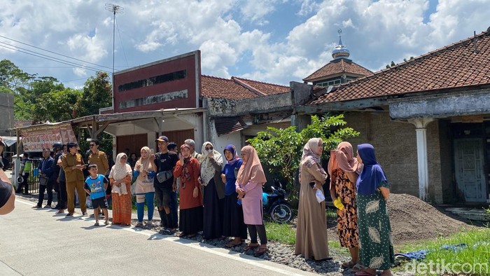 Warga antusias menyaksikan rekonstruksi kasus sopir online di Sukabumi tewas dililit lakban.
