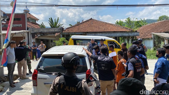 Warga antusias menyaksikan rekonstruksi kasus sopir online di Sukabumi tewas dililit lakban.