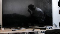 Pemantauan elektronik memungkinkan tahanan untuk bekerja, belajar, berkumpul dengan keluarga dan bahkan berolahraga.