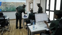 Letnan Moussa Dieye, yang memimpin tim pemantau, mengatakan gelang tersebut memungkinkan mereka memantau pergerakan orang-orang yang dituduh melakukan kejahatan sambil menunggu persidangan atau keputusan. Layar besar di belakangnya menunjukkan sekitar 180 pin yang tersebar di peta Senegal, masing-masing mewakili seseorang dalam radius tertentu.