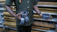 Kelebihan populasi penjara di Senegal disebabkan oleh fasilitas yang kuno dan tidak memadai, budaya penahanan sistematis dan tidak membebaskan tahanan dengan jaminan karena kurangnya alamat resmi. Kelompok hak asasi manusia dan petugas penjara juga mencatat bahwa penahanan pra-sidang seringkali melebihi batas waktu yang sah karena kurangnya pengacara dan hakim, yang berarti beberapa narapidana harus menunggu bertahun-tahun hingga kasus mereka disidangkan. Sekitar setengah dari populasi penjara Senegal adalah tahanan pra-sidang pada Agustus 2022, menurut WPB.