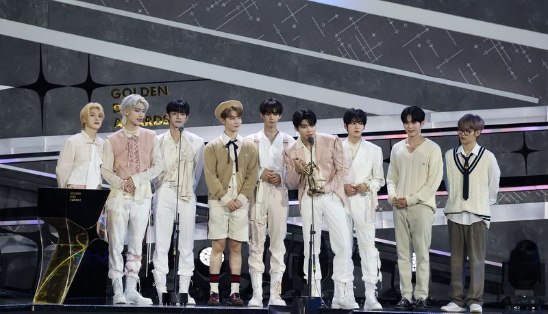 Boyband K-Pop ZEROBASEONE saat menerima piala penghargaan Album Bonsang di Golden Disc Awards 2024, Sabtu (6/1/2024), di Jakarta International Stadium (JIS).