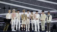 ZEROBASEONE membuktikan diri mereka sebagai rookie yang paling sukses tahun ini. Selain piala rookie award, ZEROBASEONE juga diberikan piala Album Bonsang untuk album debut mereka Youth in the Shade. (Foto: dok. Golden Disc Awards/JTBC)