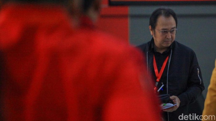 Aksi Prananda Prabowo dalam HUT PDIP tidak luput dari perhatian. Prananda sigap membantu ibunya yang juga Ketum PDIP Megawati Soekarnoputri selama acara.
