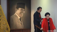 Elite PDIP Prananda Prabowo mengantarkan Megawati menuju meja pidato pada acara HUT ke-51 PDIP di Jakarta, Rabu (10/1/2024).