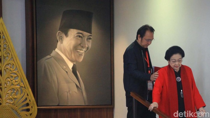 Aksi Sigap Prananda Prabowo Bantu Megawati Aksi Prananda Prabowo dalam HUT PDIP tidak luput dari perhatian. Prananda sigap membantu ibunya yang juga Ketum PDIP Megawati Soekarnoputri selama acara.