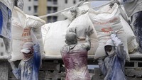 Aktivitas bongkar muat dari kapal yang berlabuh menjadi rutinitas harian bagi para buruh angkut.