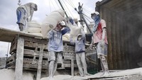 Sejumlah buruh angkut melakukan aktivitas bongkar muat di Pelabuhan Sunda Kelapa, Jakarta, Rabu (10/1/2024).