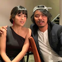 Hubungan antara Dodit dan Angelina mulai terendus publik pada tahun 2017. Saat itu Dodit mengunggah foto Angelina dengan menulis keterangan, ‘Saranghae’. Foto: Instagram/@angelinaci_