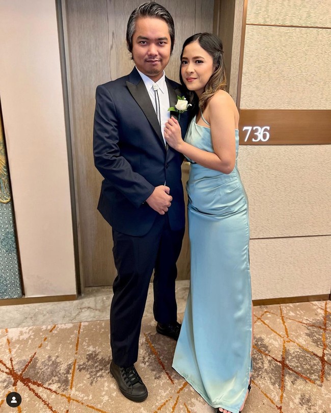 Tak pernah mengumbar kehidupan pribadinya, komika Dodit Mulyanto kabarnya akan segera mengakhiri masa lajang dengan menikahi kekasihnya, Angelina Ci. Dodit dan Angelina diketahui sudah berpacaran 9 tahun lebih. Foto: Instagram/@angelinaci_