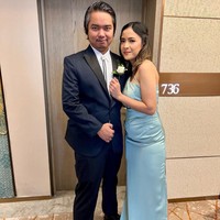 Tak pernah mengumbar kehidupan pribadinya, komika Dodit Mulyanto kabarnya akan segera mengakhiri masa lajang dengan menikahi kekasihnya, Angelina Ci. Dodit dan Angelina diketahui sudah berpacaran 9 tahun lebih. Foto: Instagram/@angelinaci_