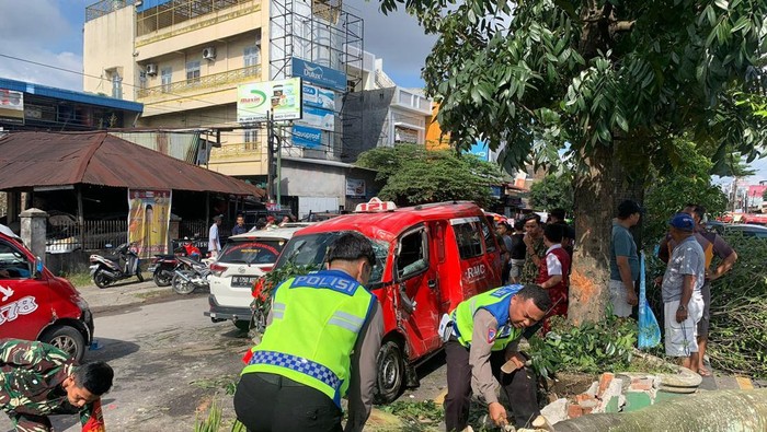 Angkot terbalik usai menabrak pohon di Medan