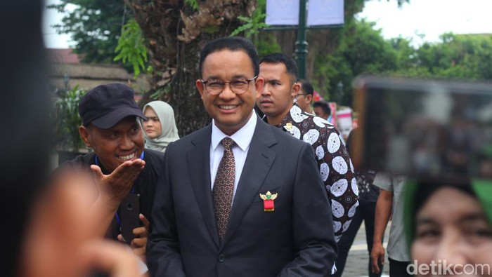Anies Baswedan usai menghadiri acara Dhaup Ageng di Pura Pakualaman, Jogja, Rabu (10/1/2024).